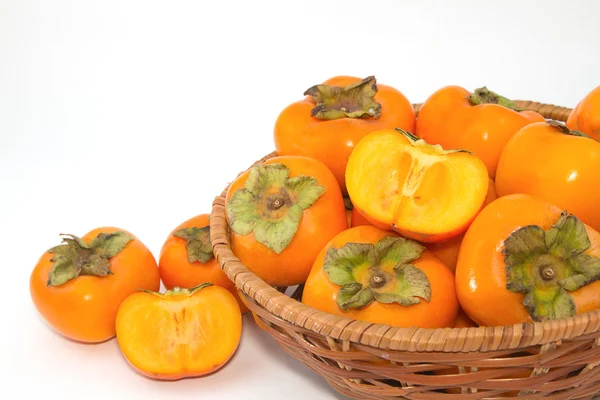Fruta fresca de caqui en la cesta — Foto de Stock