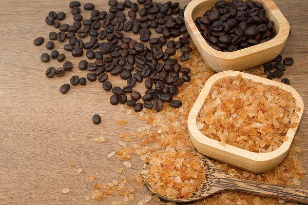 Azúcar de roca orgánica y grano de café en tazón de madera — Foto de Stock