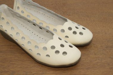 Beyaz deri kadın ayakkabı