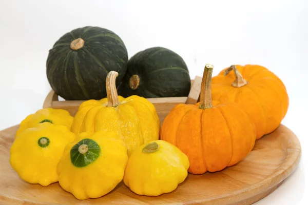 Patty Pan giallo e zucca sul vassoio di legno — Foto Stock