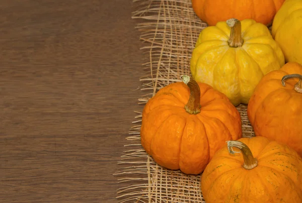 Pequeña calabaza sobre el fondo de madera — Foto de Stock