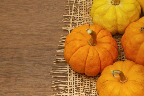 Pequeña calabaza sobre el fondo de madera — Foto de Stock