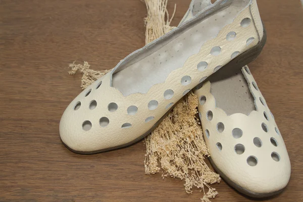 Beyaz deri kadın ayakkabı