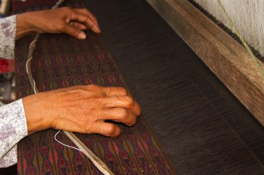 Tay geleneksel dokuma tezgahı çalışan kadın