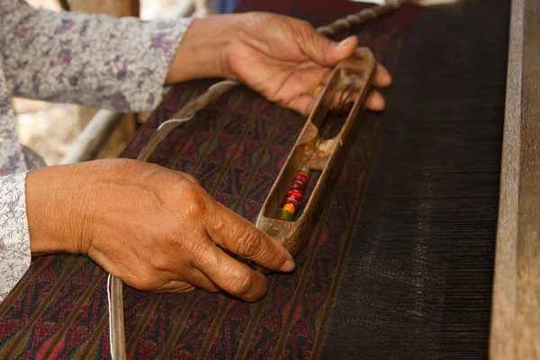 Kadın Tay geleneksel dokuma tezgahı ahşap bobin ile çalışma — Stok fotoğraf
