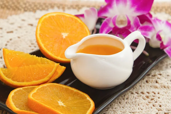 Sumo de laranja e fruta fresca na mesa de madeira — Fotografia de Stock