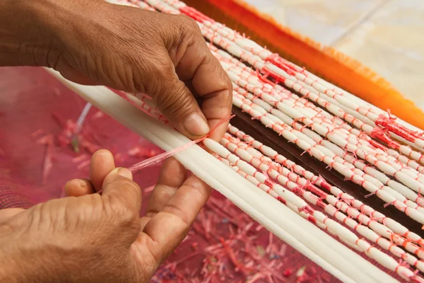 Amarre a técnica de tintura de fios antes de tecer roupas no tex asiático — Fotografia de Stock