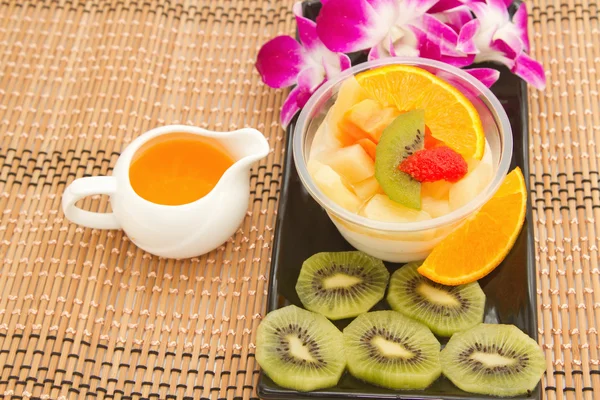 Pudín ensalada de frutas con jugo de naranja, postre de fusión —  Fotos de Stock