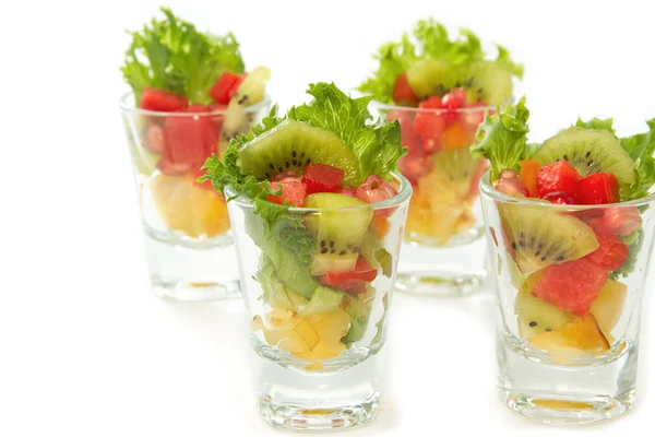 Zbliżenie sałatki ze świeżych owoców w okularach — Zdjęcie stockowe