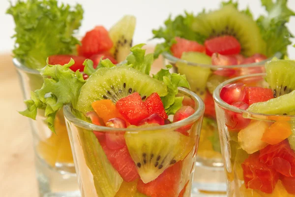 Nahaufnahme frischer Obstsalat im Glas — Stockfoto