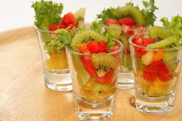 Salada de frutas frescas em copos — Fotografia de Stock