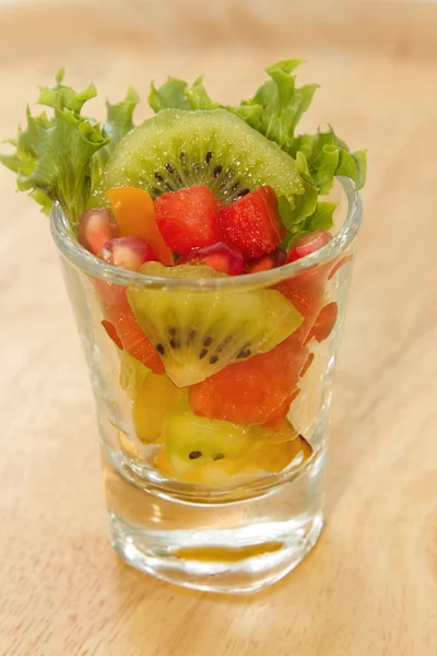 メガネの新鮮なフルーツ サラダ — ストック写真