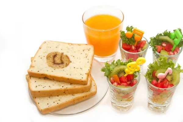 Čerstvý ovocný salát s pomerančovým džusem, fusion potravin pro dietu — Stock fotografie