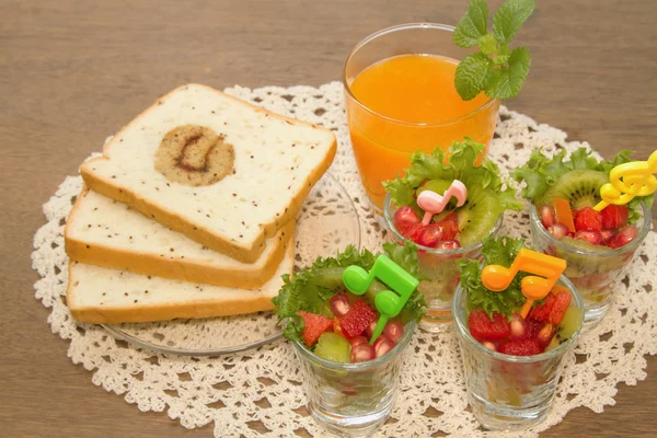 Insalata di frutta fresca con succo d'arancia, alimenti di fusione per la dieta — Foto Stock