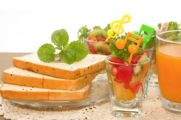 Rebanada de pan y ensalada de frutas con jugo de naranja, comida de fusión — Foto de Stock