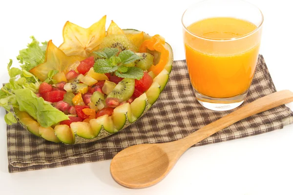 Fruitsalade in de vrucht van de meloen met oranje, fusion voedsel — Stockfoto