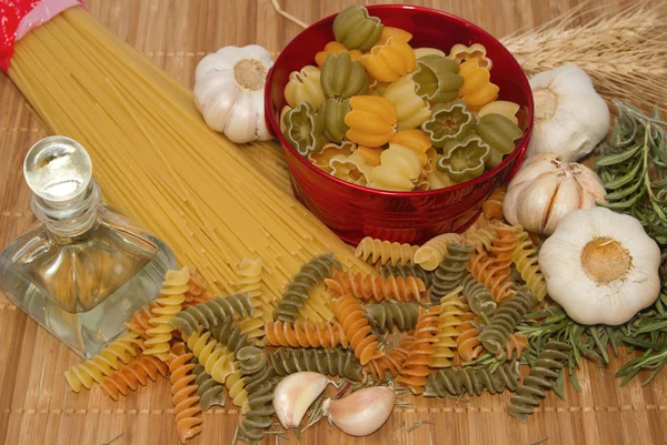 Esparguete de massas com ingrediente alimentar e especiarias — Fotografia de Stock