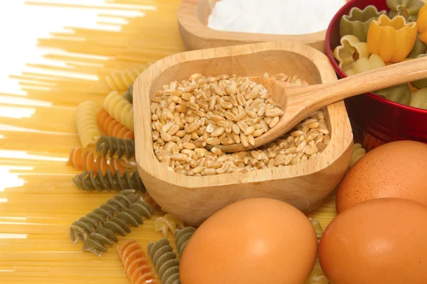Grani di Grano con pasta e ingrediente alimentare — Foto Stock