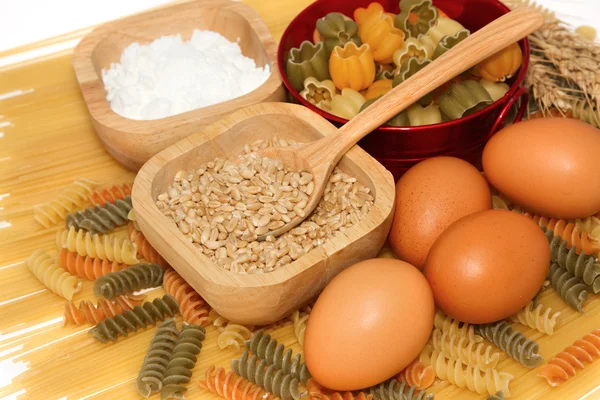Korn av hvete med pasta og næringsmiddelingrediens – stockfoto