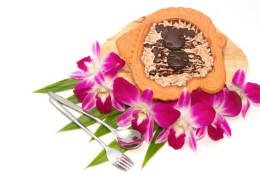 toprak kap içinde çikolatalı kek