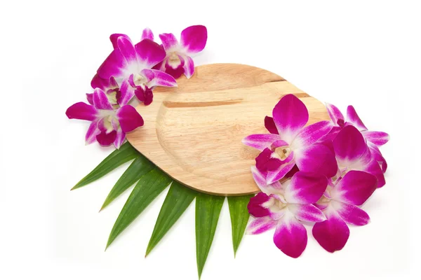 Assiette en bois vide avec orchidée en vaisselle — Photo