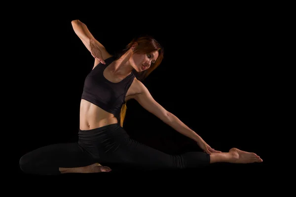 Hermoso yoga posando sobre fondo negro —  Fotos de Stock
