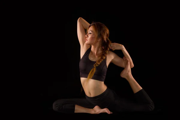 Yoga femminile fare esercizio yogatico — Foto Stock