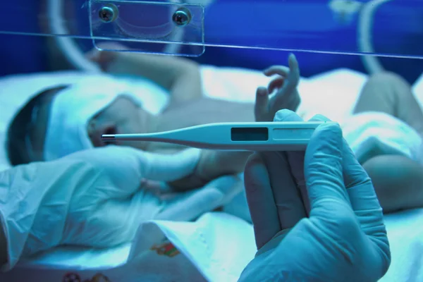 Temperatura de medição para um recém-nascido doente no pediátrico — Fotografia de Stock