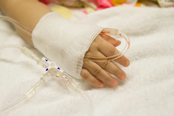 Doente pediátrico no hospital com solução salina intravenosa (IV ) — Fotografia de Stock