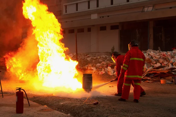 Kaasuräjähdyksen jälkeen toiminnassa olevat palomiehet — kuvapankkivalokuva