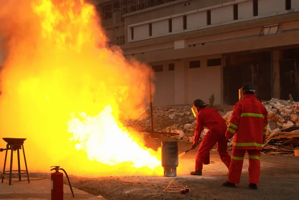 Bomberos en acción después de una explosión de gas —  Fotos de Stock