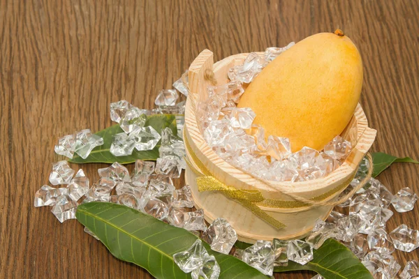 Свежий золотой манго — стоковое фото