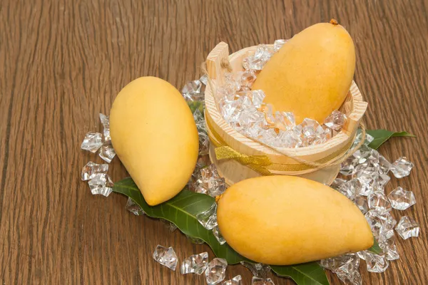 Świeże mango złoty — Zdjęcie stockowe