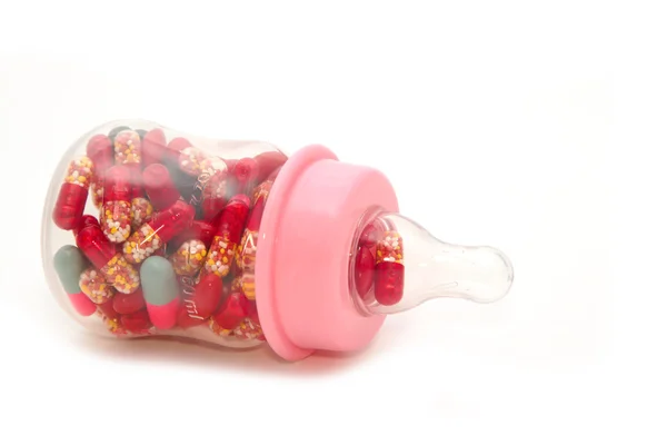 Таблетки в детской бутылочке — стоковое фото
