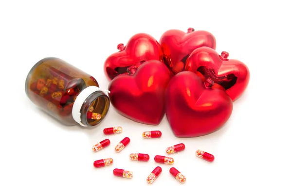 Rotes Herz und Flasche mit Pillen — Stockfoto