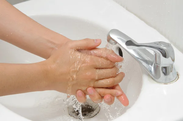 Wassen handen onder stromend leidingwater — Stockfoto