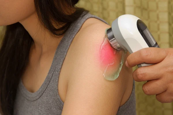 terapist shoulde ultrason baş transdüser uyguluyor