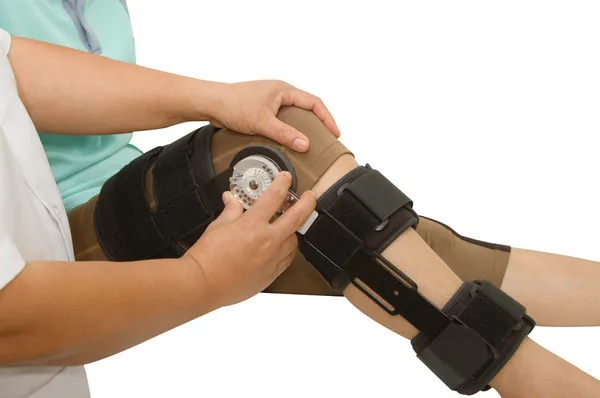 Doctor adjustable angle knee brace support for leg or knee injur — Stock Photo, Image