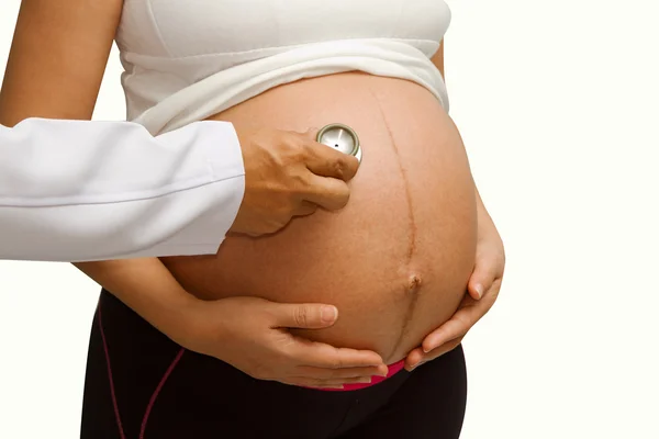 Беременная женщина с доктором — стоковое фото