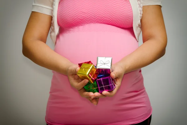 Pregnant woman with little gift box — Stock Photo, Image