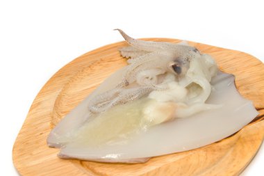  dilim taze kalamar, deniz ürünleri ahşap plaka izole 
