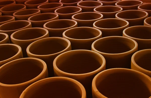 Beaucoup de pots en argile faits main — Photo