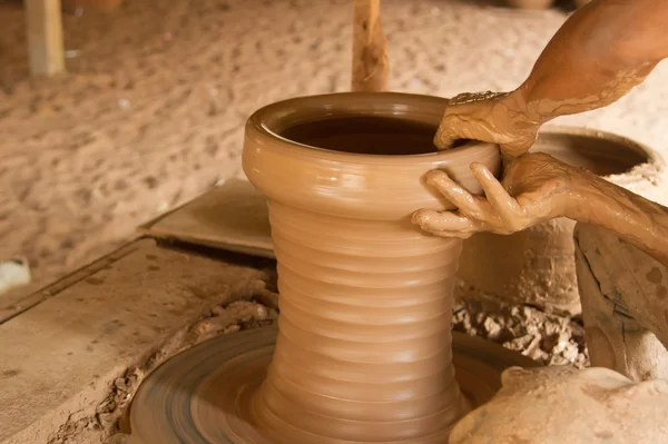 Potters handen werken op een pot — Stockfoto