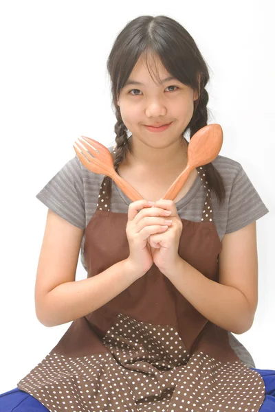 Um bonito asiático sorrindo menina segurando utensílio de cozinha — Fotografia de Stock