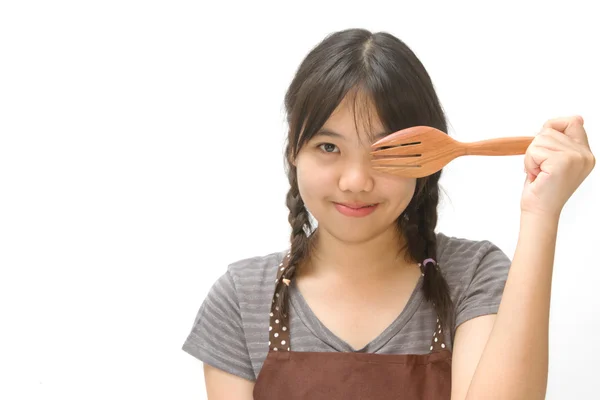 Cute asijské usmívající se dívka drží kuchyňské nádobí — Stock fotografie