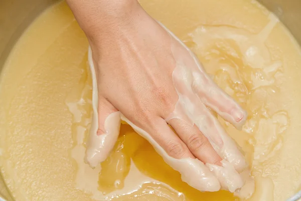 Paraffinos kéz fürdő, spa kézzel kezelés spa szalon — Stock Fotó