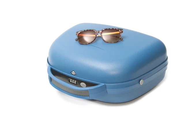 Summer travel suitcase with  sunglasses — Stock Photo, Image