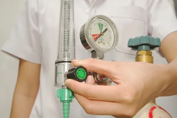 Doctor is setting oxygen valve — Stock Photo, Image