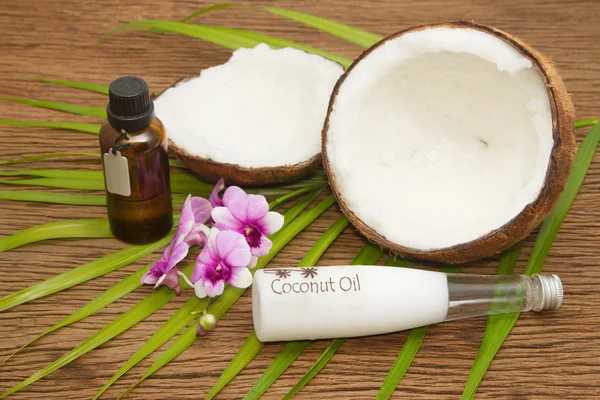 Coconut essentail oil for alternative therapy and beauty spa — Stock Photo, Image