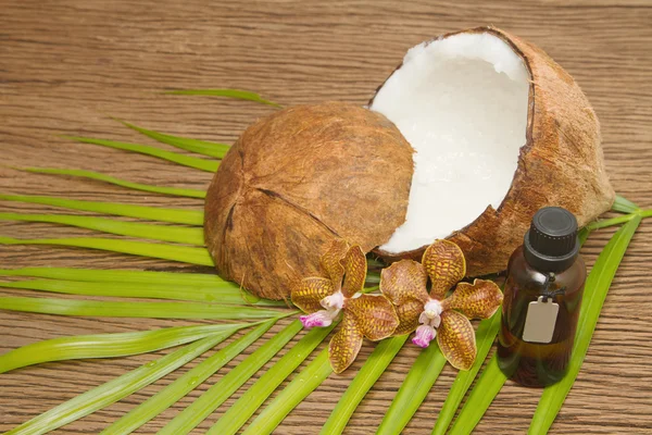Ulei de esență de nucă de cocos pentru spa de frumusețe — Fotografie, imagine de stoc